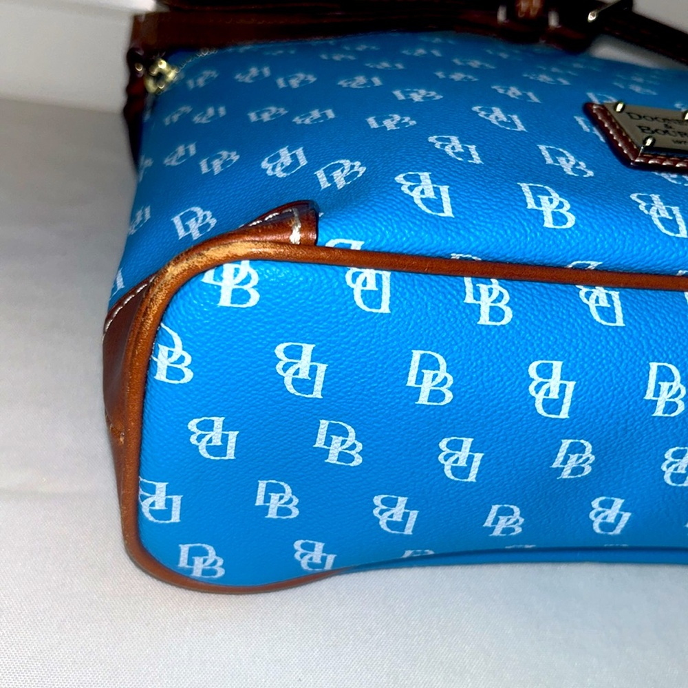 ‼️Low Start‼️Dooney & Bourke Gretta Blue & White Monogram Crossbody Shoulder Bag - Picture 4 of 13